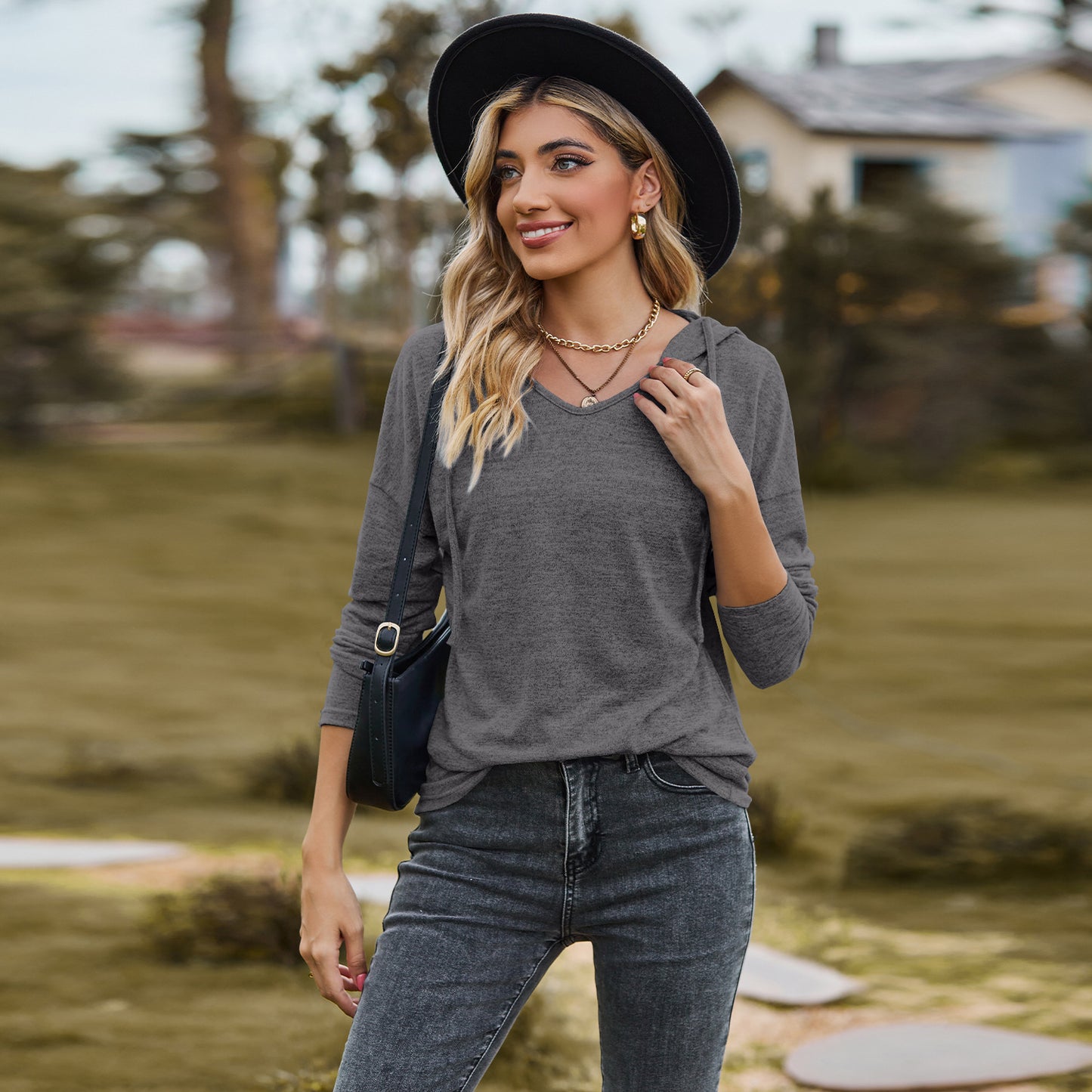 Camiseta informal de manga larga con capucha y cuello en V de color liso
