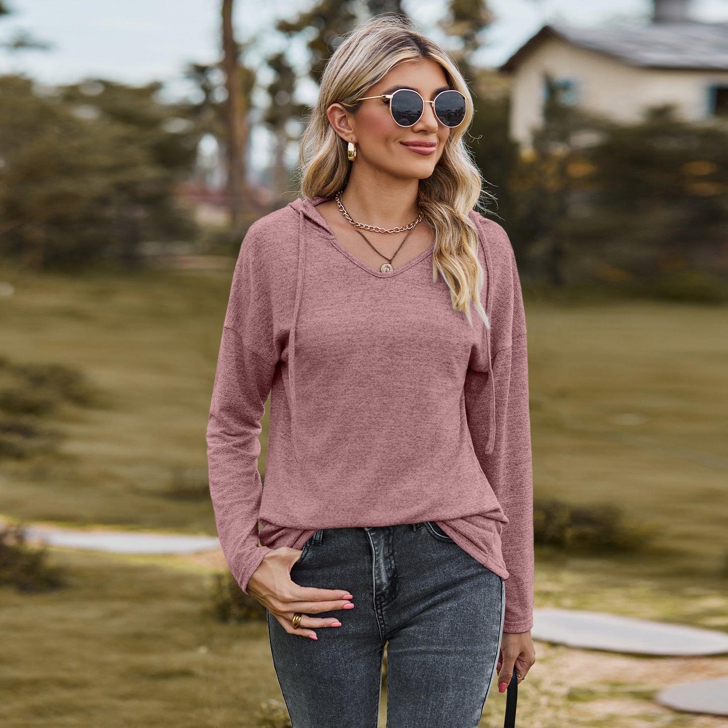 Camiseta informal de manga larga con capucha y cuello en V de color liso