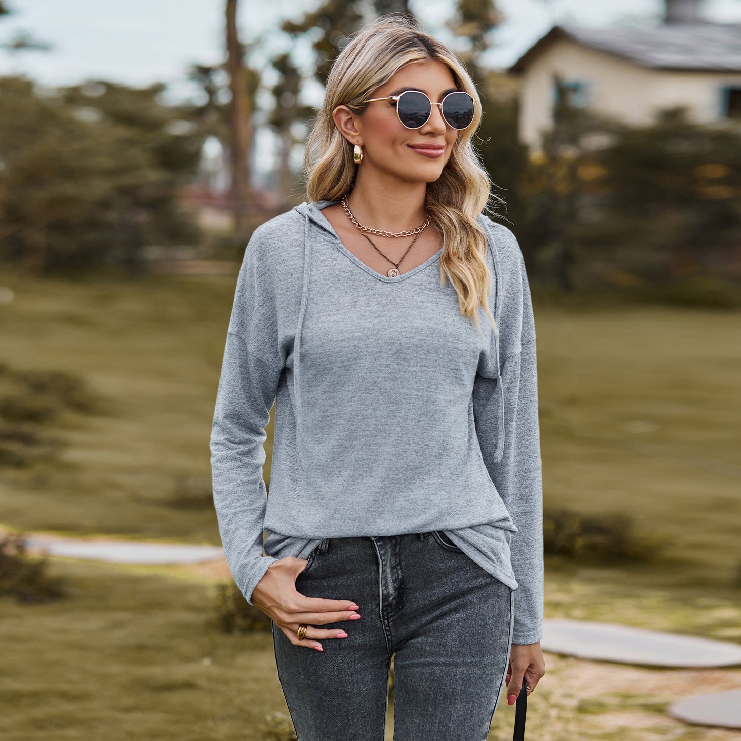 Camiseta informal de manga larga con capucha y cuello en V de color liso