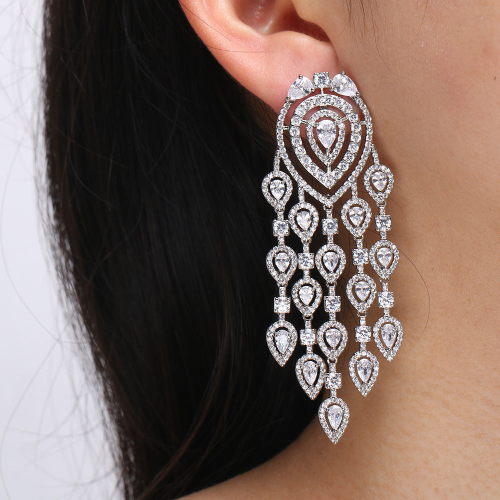 Pendientes grandes exagerados con incrustaciones de diamantes largos de moda europea y americana