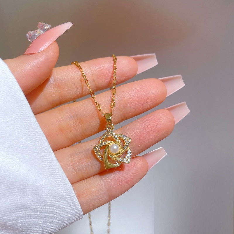 Round flower necklace with pearls