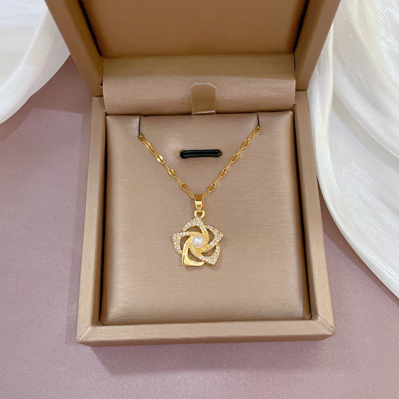 Round flower necklace with pearls