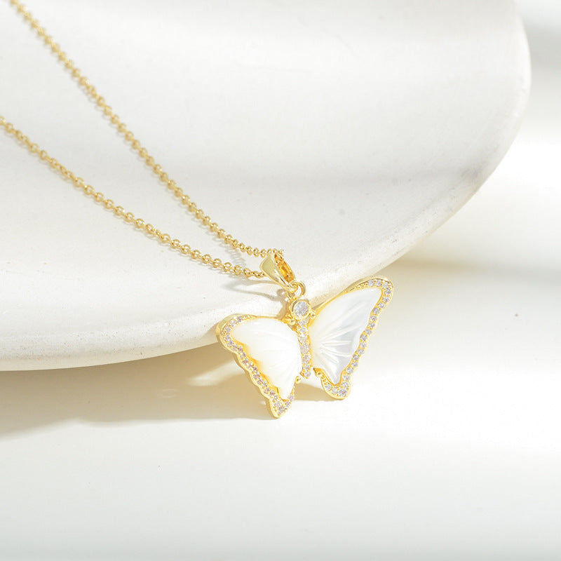 Collar de diamantes con microincrustaciones de mariposa de concha natural