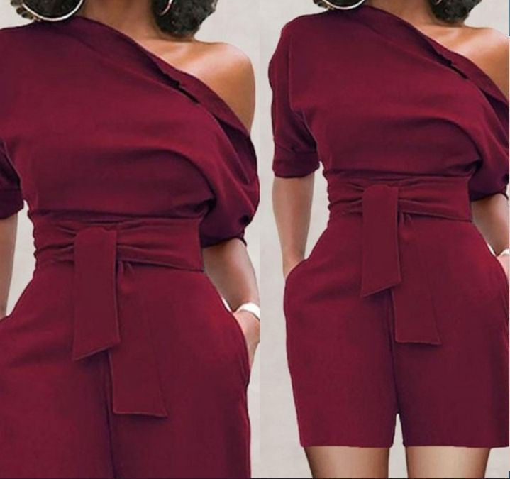 Traje corto de una pieza con botones en el hombro para mujer