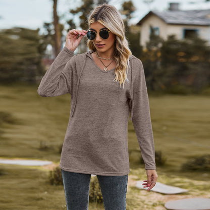 Camiseta informal de manga larga con capucha y cuello en V de color liso