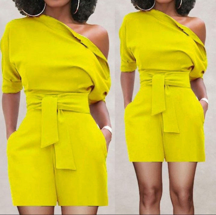 Traje corto de una pieza con botones en el hombro para mujer