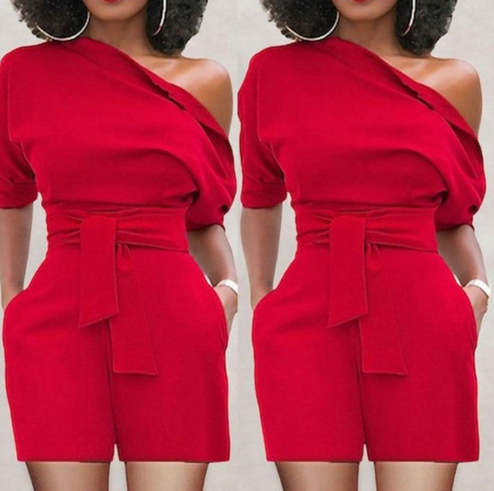 Traje corto de una pieza con botones en el hombro para mujer