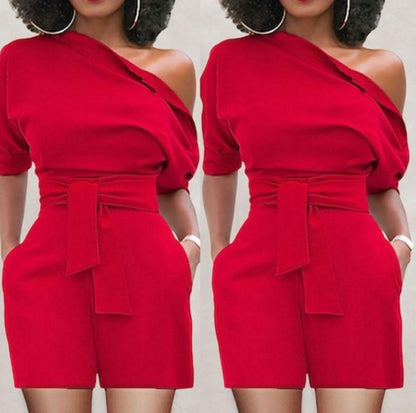 Traje corto de una pieza con botones en el hombro para mujer