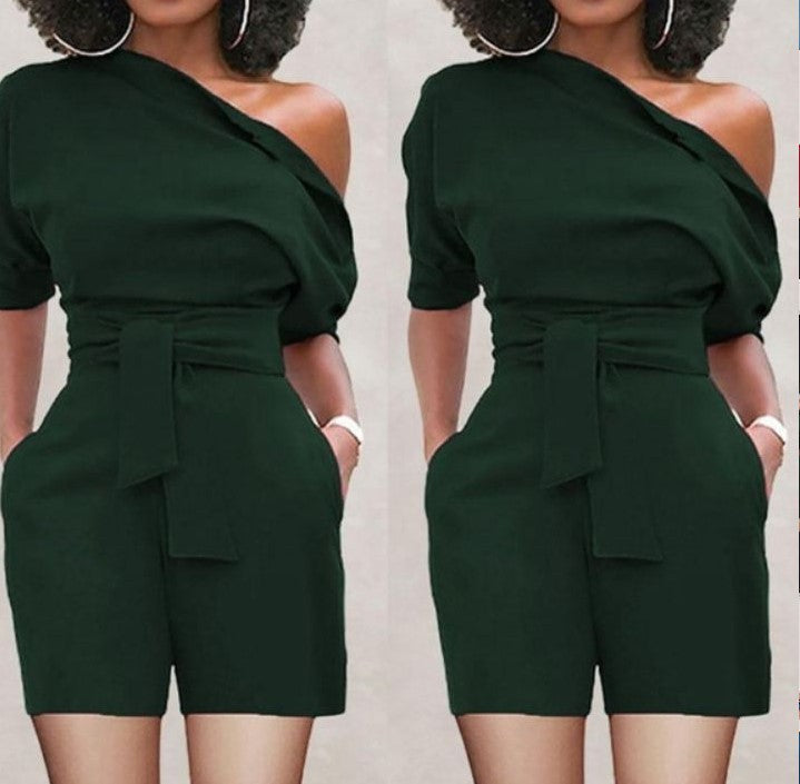 Traje corto de una pieza con botones en el hombro para mujer