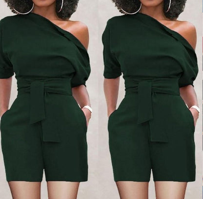 Traje corto de una pieza con botones en el hombro para mujer