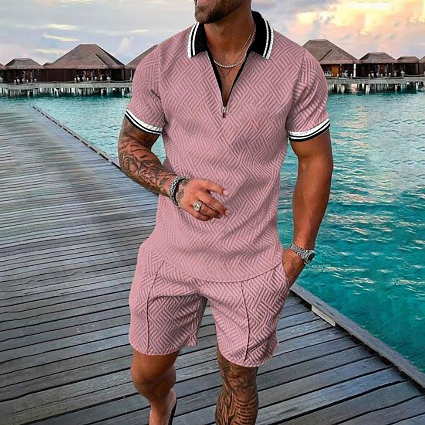 Traje de pantalón corto tipo polo con cremallera y manga corta con estampado de lunares y estampado de llamas