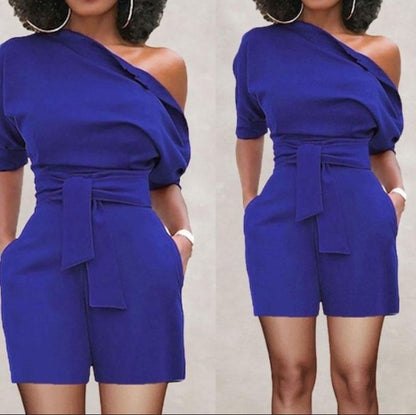Traje corto de una pieza con botones en el hombro para mujer