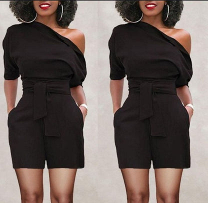 Traje corto de una pieza con botones en el hombro para mujer