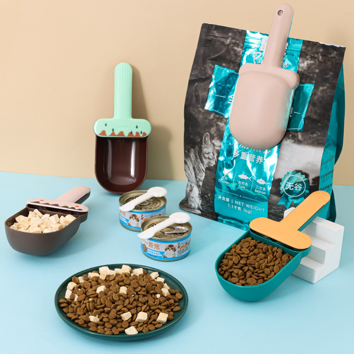 Feeding spoon for dogs and cats