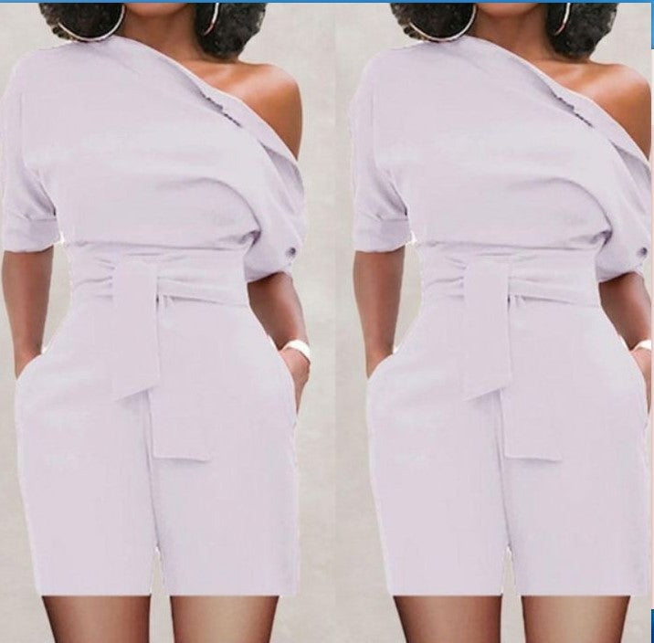 Traje corto de una pieza con botones en el hombro para mujer